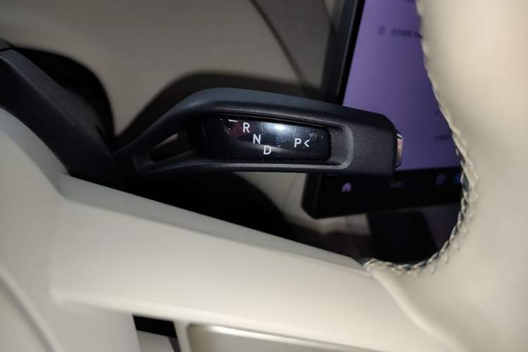 Used Xiaomi Auto YU7 2025 Ultra-Long Range Rear-Wheel Drive Version Gear Lever