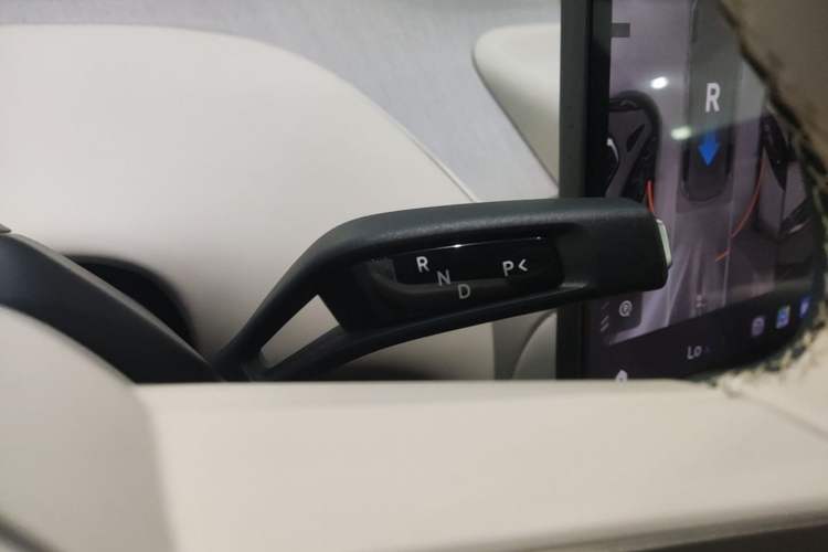 Used Xiaomi Auto YU7 2025 Ultra-Long Range High-Performance All-Wheel-Drive Max Edition Gear Lever