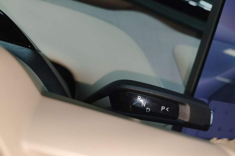 Used Xiaomi Auto YU7 2025 Ultra-Long Range High-Performance All-Wheel-Drive Max Edition Gear Lever