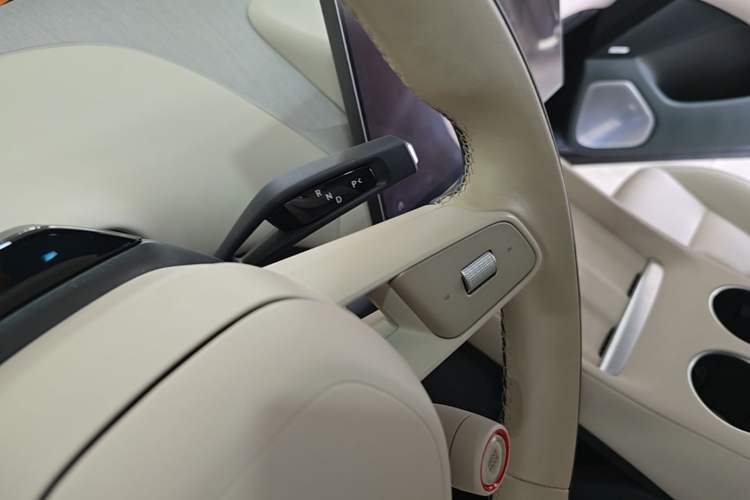Used Xiaomi Auto YU7 2025 Ultra-Long Range High-Performance All-Wheel-Drive Max Edition Gear Lever