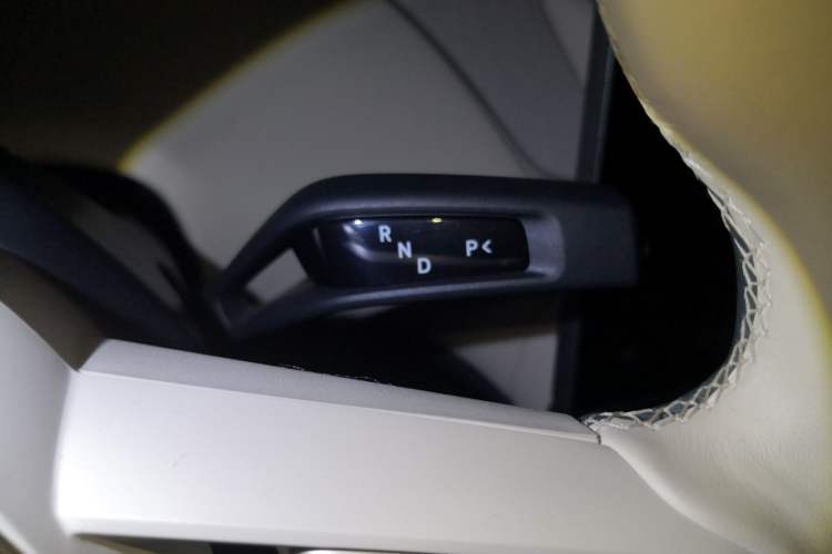 Used Xiaomi Auto YU7 2025 Ultra-Long Range High-Performance All-Wheel-Drive Max Edition Gear Lever