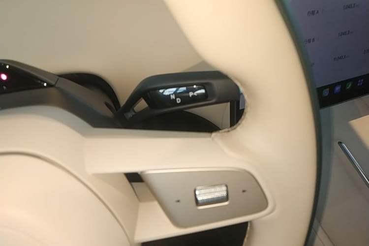 Used Xiaomi Auto YU7 2025 Ultra-Long Range High-Performance All-Wheel-Drive Max Edition Gear Lever