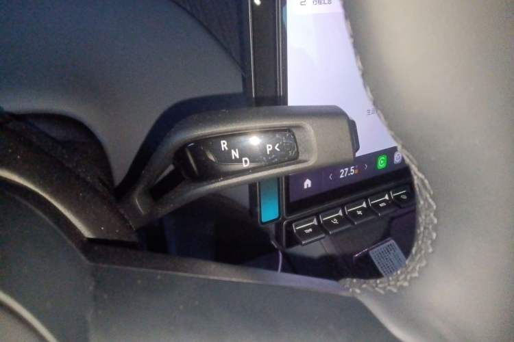 Used Xiaomi Auto YU7 2025 Ultra-Long Range High-Performance All-Wheel-Drive Max Edition Gear Lever