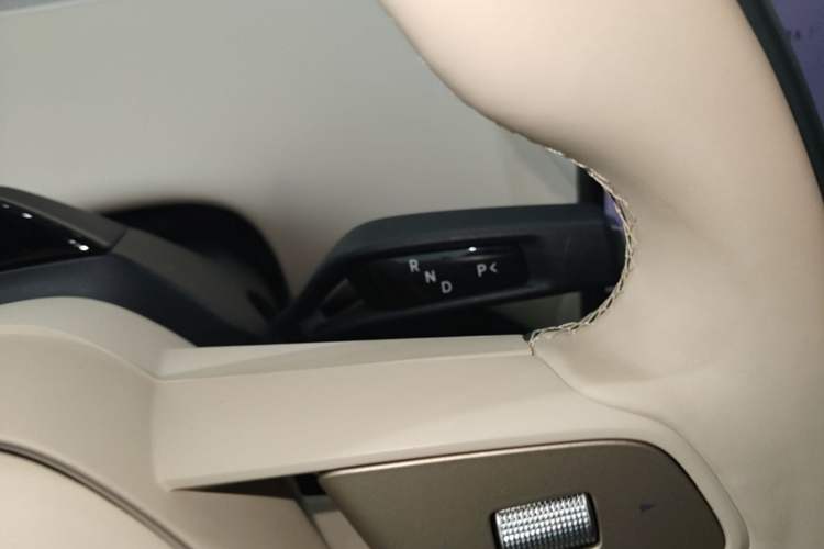 Used Xiaomi Auto YU7 2025 Ultra-Long Range High-Performance All-Wheel-Drive Max Edition Gear Lever