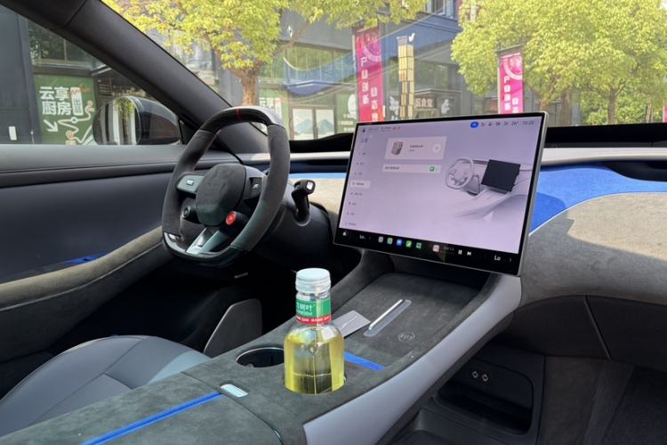 Used Xiaomi Auto YU7 2025 Ultra-Long Range High-Performance All-Wheel-Drive Max Edition Interior 3