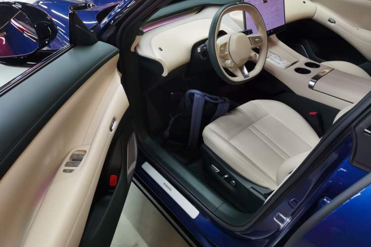 Used Xiaomi Auto YU7 2025 Ultra-Long Range Rear-Wheel Drive Version Interior 3