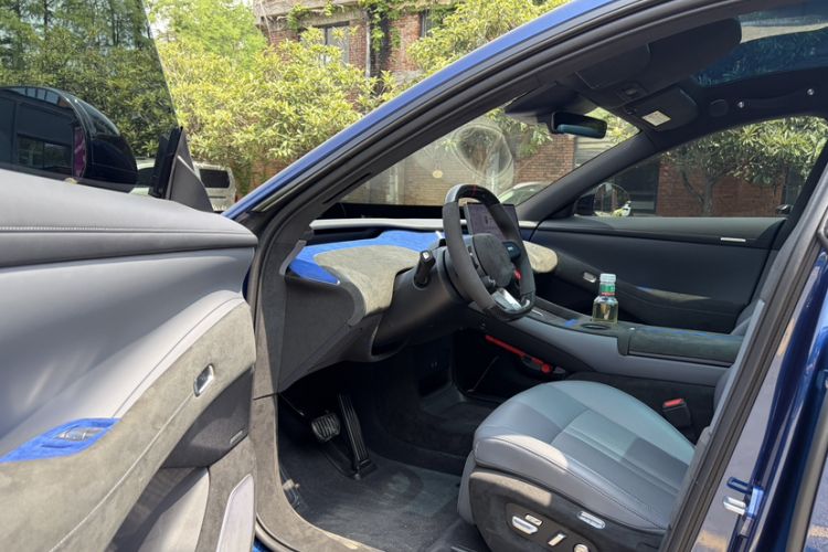 Used Xiaomi Auto YU7 2025 Ultra-Long Range High-Performance All-Wheel-Drive Max Edition Interior 5