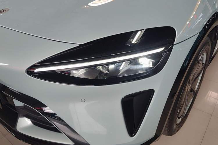 Used Xiaomi Auto YU7 2025 Ultra-Long Range Rear-Wheel Drive Version Left Front Headlight