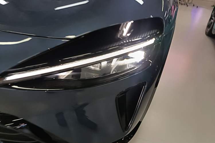 Used Xiaomi Auto YU7 2025 Ultra-Long Range High-Performance All-Wheel-Drive Max Edition Left Front Headlight