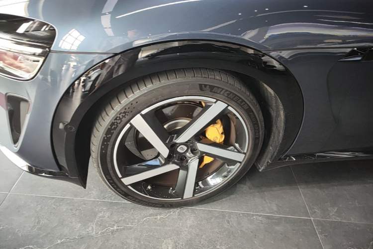Used Xiaomi Auto YU7 2025 Ultra-Long Range High-Performance All-Wheel-Drive Max Edition Left Front Wheel Hub