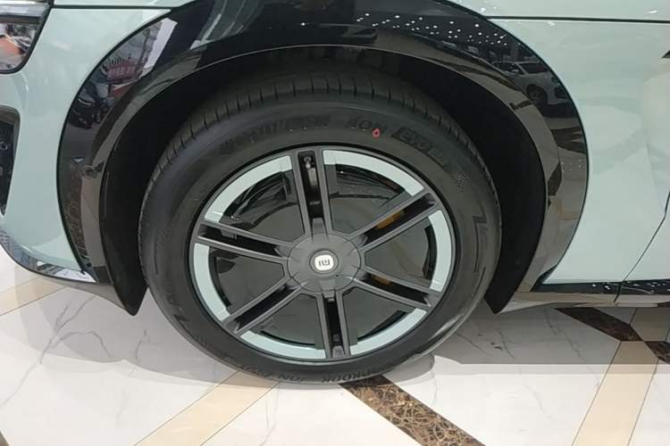 Used Xiaomi Auto YU7 2025 Ultra-Long Range Rear-Wheel Drive Version Left Front Wheel Hub