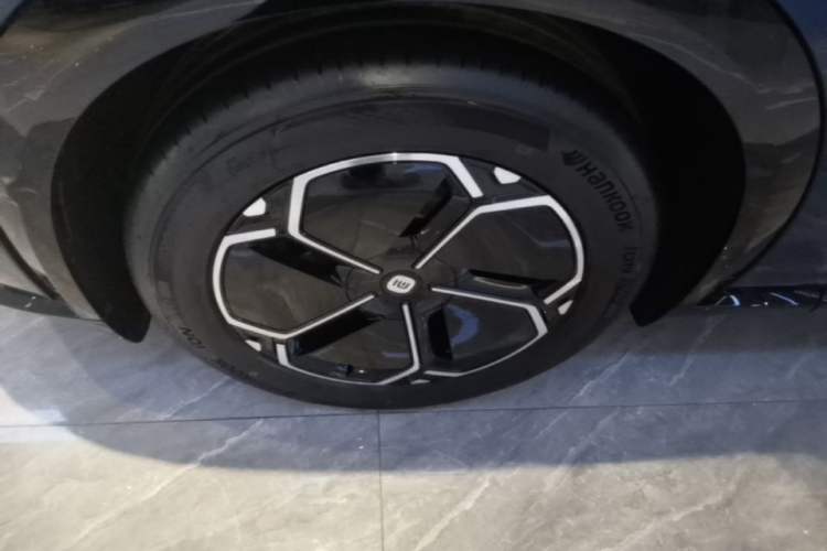 Used Xiaomi Auto YU7 2025 Ultra-Long Range Rear-Wheel Drive Version Left Front Wheel Hub