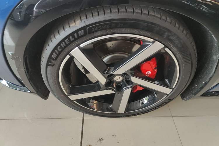 Used Xiaomi Auto YU7 2025 Ultra-Long Range High-Performance All-Wheel-Drive Max Edition Left Front Wheel Hub