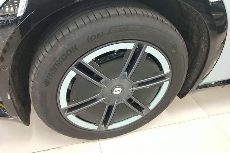 Used Xiaomi Auto YU7 2025 Ultra-Long Range Rear-Wheel Drive Version Left Front Wheel Hub
