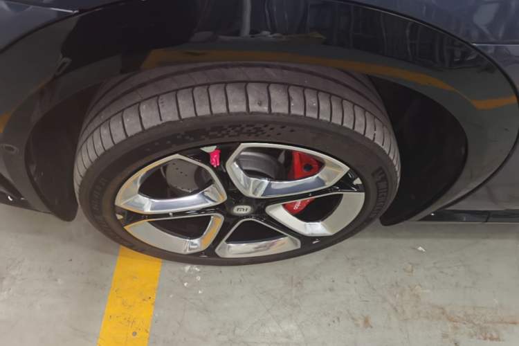 Used Xiaomi Auto YU7 2025 Ultra-Long Range High-Performance All-Wheel-Drive Max Edition Left Front Wheel Hub