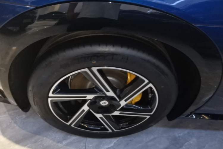 Used Xiaomi Auto YU7 2025 Ultra-Long Range Rear-Wheel Drive Version Left Front Wheel Hub