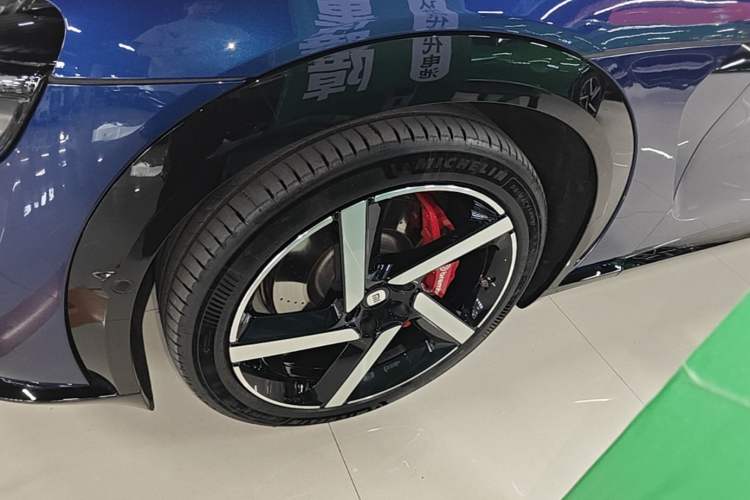 Used Xiaomi Auto YU7 2025 Ultra-Long Range High-Performance All-Wheel-Drive Max Edition Left Front Wheel Hub