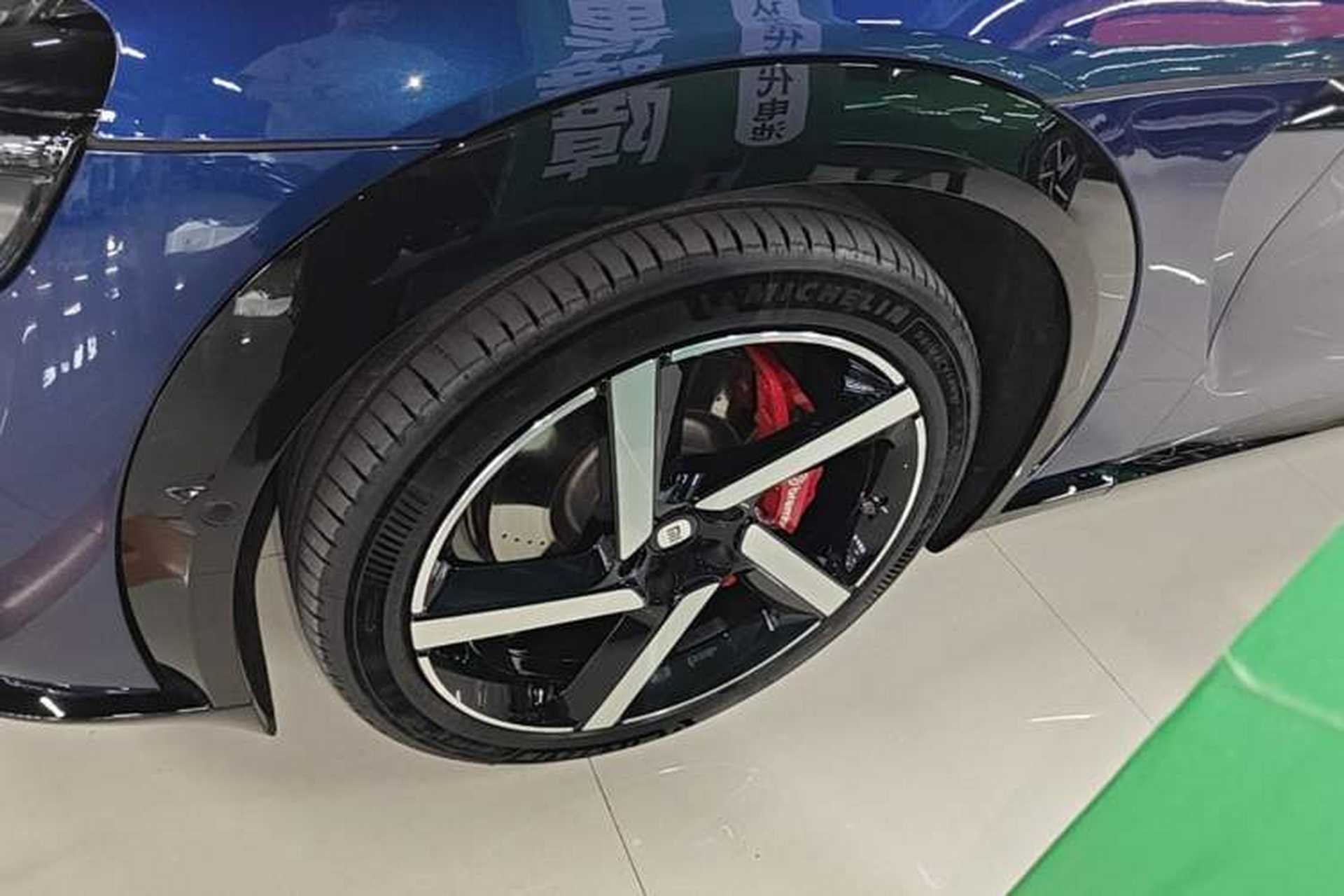 Used Xiaomi Auto YU7 2025 Ultra-Long Range High-Performance All-Wheel-Drive Max Edition Left Front Wheel Hub