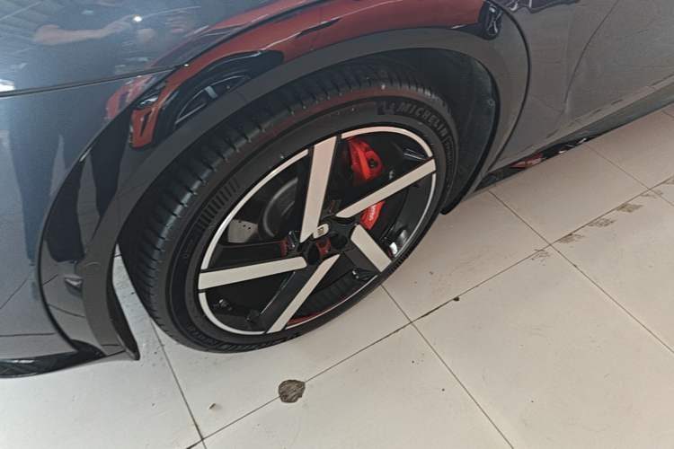 Used Xiaomi Auto YU7 2025 Ultra-Long Range High-Performance All-Wheel-Drive Max Edition Left Front Wheel Hub