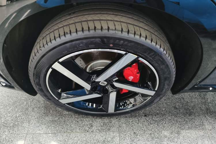 Used Xiaomi Auto YU7 2025 Ultra-Long Range High-Performance All-Wheel-Drive Max Edition Left Front Wheel Hub
