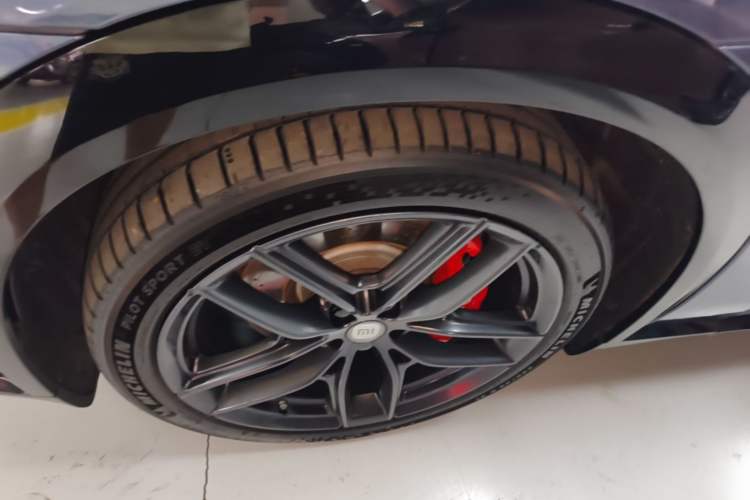 Used Xiaomi Auto YU7 2025 Ultra-Long Range High-Performance All-Wheel-Drive Max Edition Left Front Wheel Hub