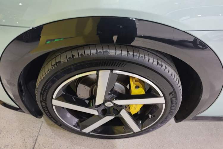 Used Xiaomi Auto YU7 2025 Ultra-Long Range High-Performance All-Wheel-Drive Max Edition Left Front Wheel Hub
