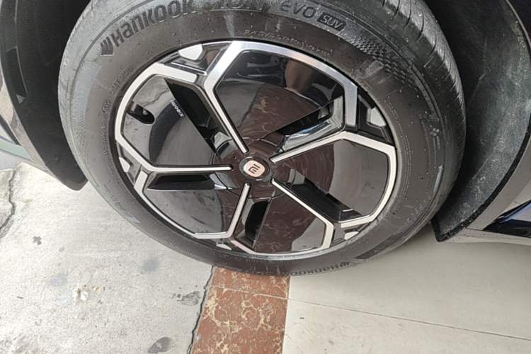 Used Xiaomi Auto YU7 2025 Ultra-Long Range Rear-Wheel Drive Version Left Front Wheel Hub