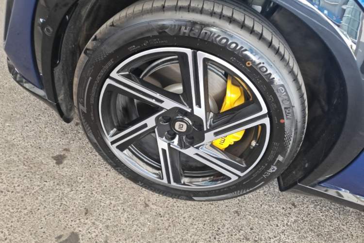 Used Xiaomi Auto YU7 2025 Ultra-Long Range Rear-Wheel Drive Version Left Front Wheel Hub