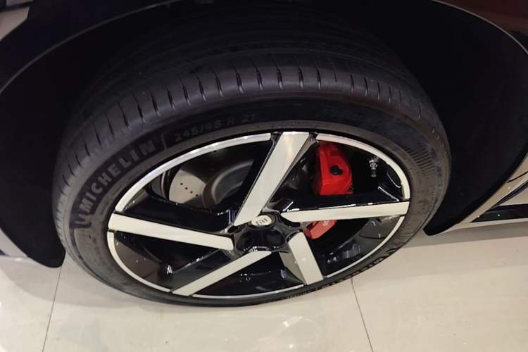 Used Xiaomi Auto YU7 2025 Ultra-Long Range High-Performance All-Wheel-Drive Max Edition Left Front Wheel Hub