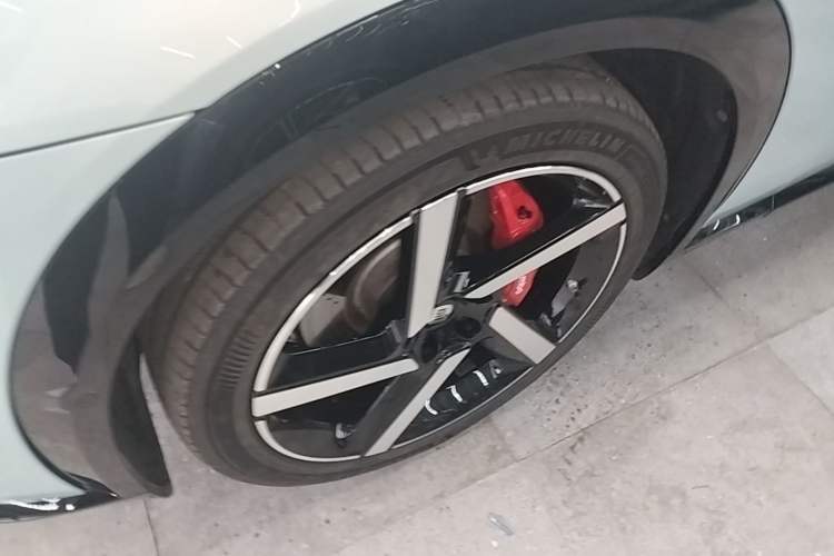 Used Xiaomi Auto YU7 2025 Ultra-Long Range High-Performance All-Wheel-Drive Max Edition Left Front Wheel Hub