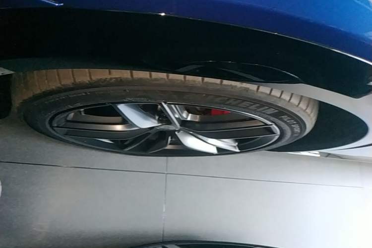 Used Xiaomi Auto YU7 2025 Ultra-Long Range High-Performance All-Wheel-Drive Max Edition Left Front Wheel Hub