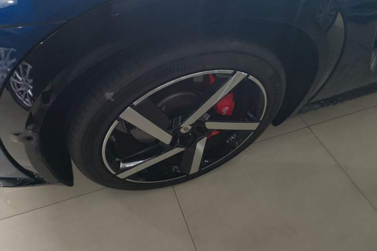 Used Xiaomi Auto YU7 2025 Ultra-Long Range High-Performance All-Wheel-Drive Max Edition Left Front Wheel Hub