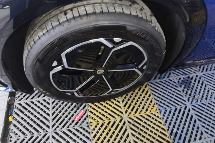 Used Xiaomi Auto YU7 2025 Ultra-Long Range Rear-Wheel Drive Version Left Front Wheel Hub