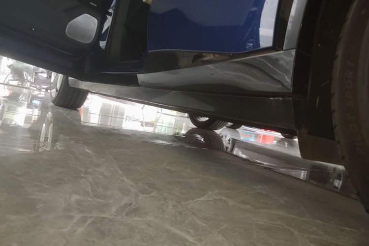 Used Xiaomi Auto YU7 2025 Ultra-Long Range High-Performance All-Wheel-Drive Max Edition Left Side Sill