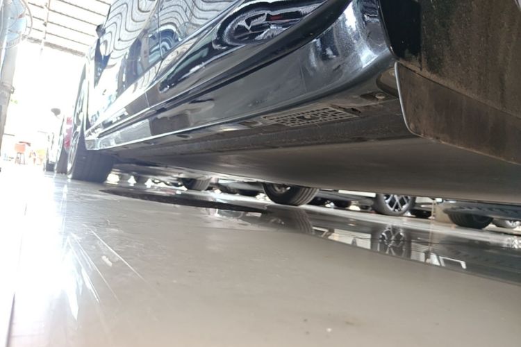 Used Xiaomi Auto YU7 2025 Ultra-Long Range High-Performance All-Wheel-Drive Max Edition Left Side Sill