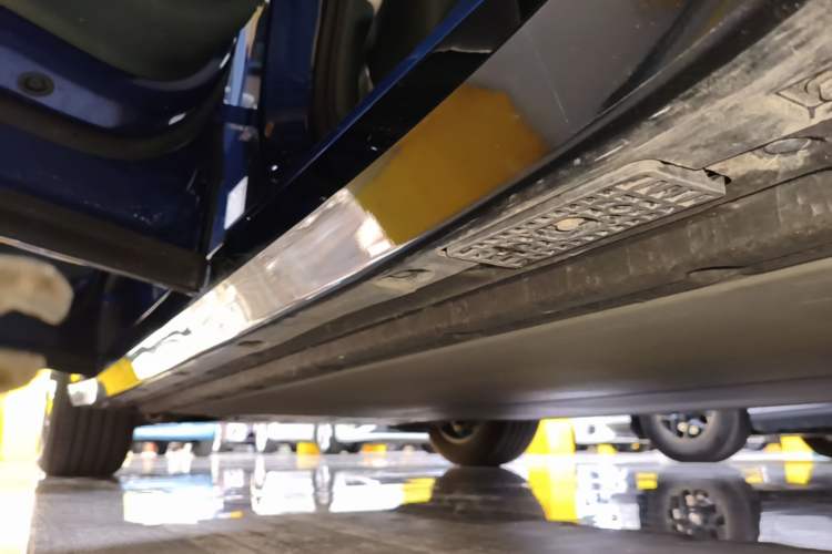 Used Xiaomi Auto YU7 2025 Ultra-Long Range Rear-Wheel Drive Version Left Side Sill