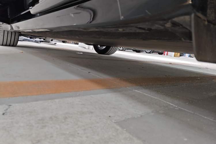 Used Xiaomi Auto YU7 2025 Ultra-Long Range High-Performance All-Wheel-Drive Max Edition Left Side Sill