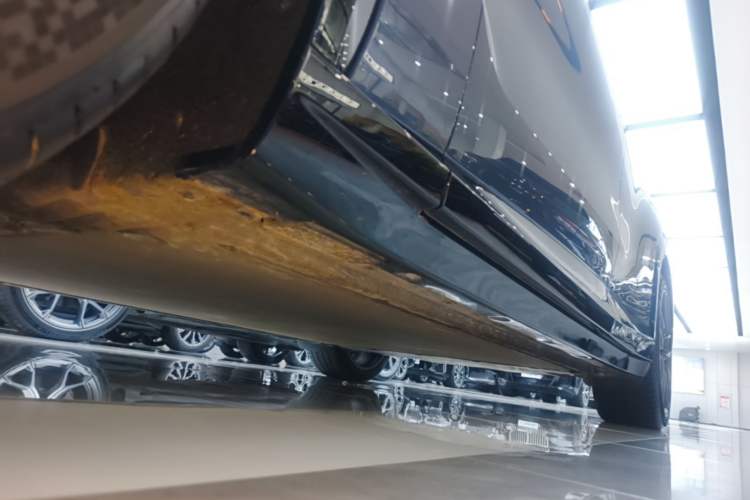 Used Xiaomi Auto YU7 2025 Ultra-Long Range High-Performance All-Wheel-Drive Max Edition Left Side Sill