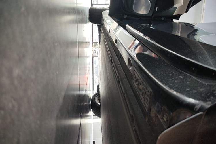 Used Xiaomi Auto YU7 2025 Ultra-Long Range High-Performance All-Wheel-Drive Max Edition Left Side Sill