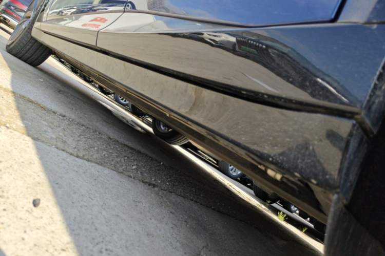 Used Xiaomi Auto YU7 2025 Ultra-Long Range High-Performance All-Wheel-Drive Max Edition Left Side Sill