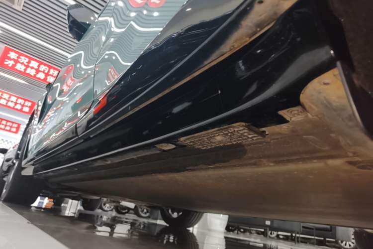 Used Xiaomi Auto YU7 2025 Ultra-Long Range High-Performance All-Wheel-Drive Max Edition Left Side Sill