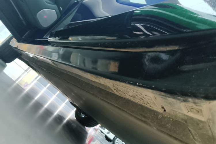 Used Xiaomi Auto YU7 2025 Ultra-Long Range High-Performance All-Wheel-Drive Max Edition Left Side Sill
