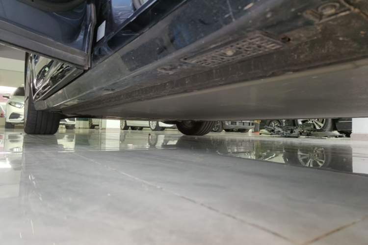Used Xiaomi Auto YU7 2025 Ultra-Long Range High-Performance All-Wheel-Drive Max Edition Left Side Sill