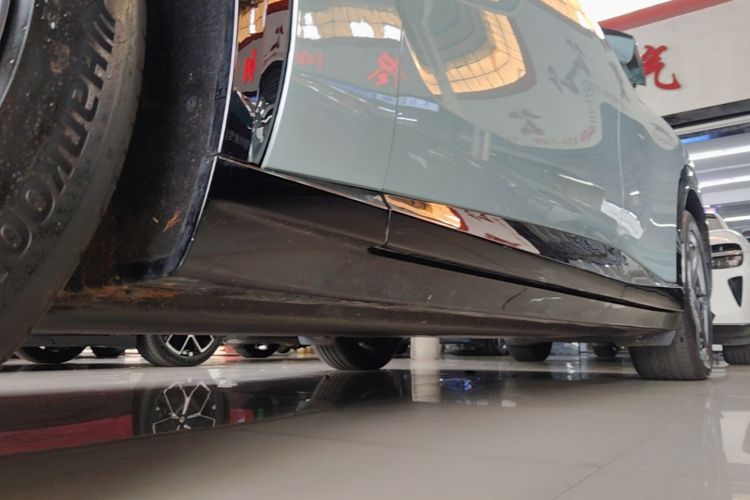 Used Xiaomi Auto YU7 2025 Ultra-Long Range Rear-Wheel Drive Version Left Side Sill