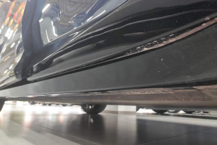 Used Xiaomi Auto YU7 2025 Ultra-Long Range High-Performance All-Wheel-Drive Max Edition Left Side Sill