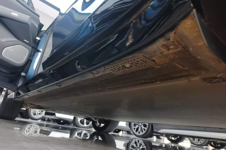 Used Xiaomi Auto YU7 2025 Ultra-Long Range High-Performance All-Wheel-Drive Max Edition Left Side Sill