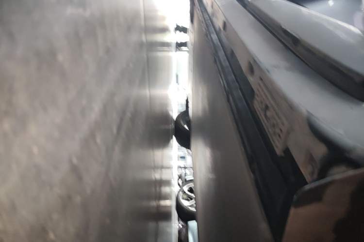 Used Xiaomi Auto YU7 2025 Ultra-Long Range High-Performance All-Wheel-Drive Max Edition Left Side Sill