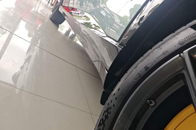 Used Xiaomi Auto YU7 2025 Ultra-Long Range High-Performance All-Wheel-Drive Max Edition Left Side Sill