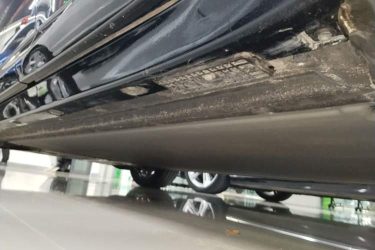 Used Xiaomi Auto YU7 2025 Ultra-Long Range High-Performance All-Wheel-Drive Max Edition Left Side Sill