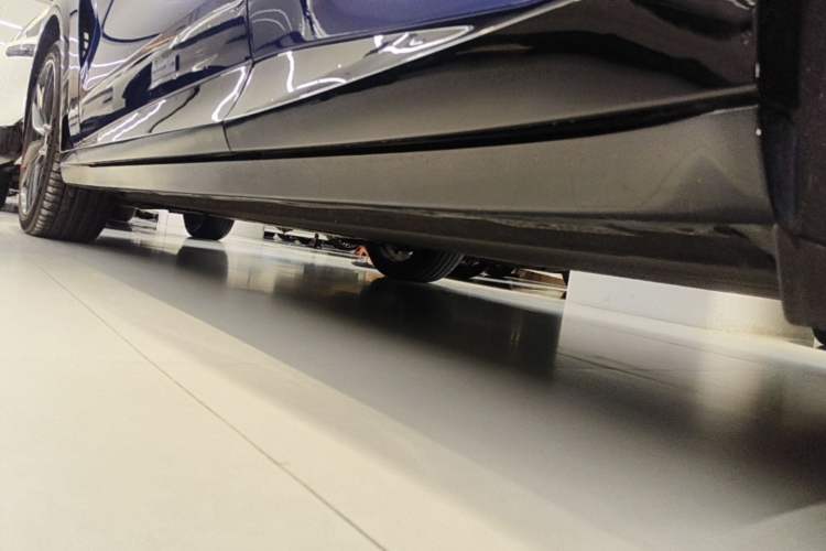 Used Xiaomi Auto YU7 2025 Ultra-Long Range High-Performance All-Wheel-Drive Max Edition Left Side Sill